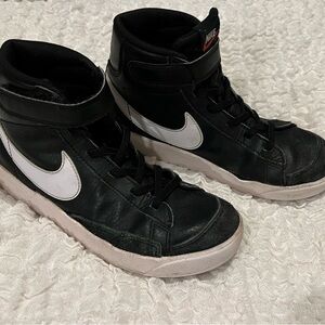 Nike Blazer Mid ‘77, Black and White High-Top Sneakers, kids Size 3Y